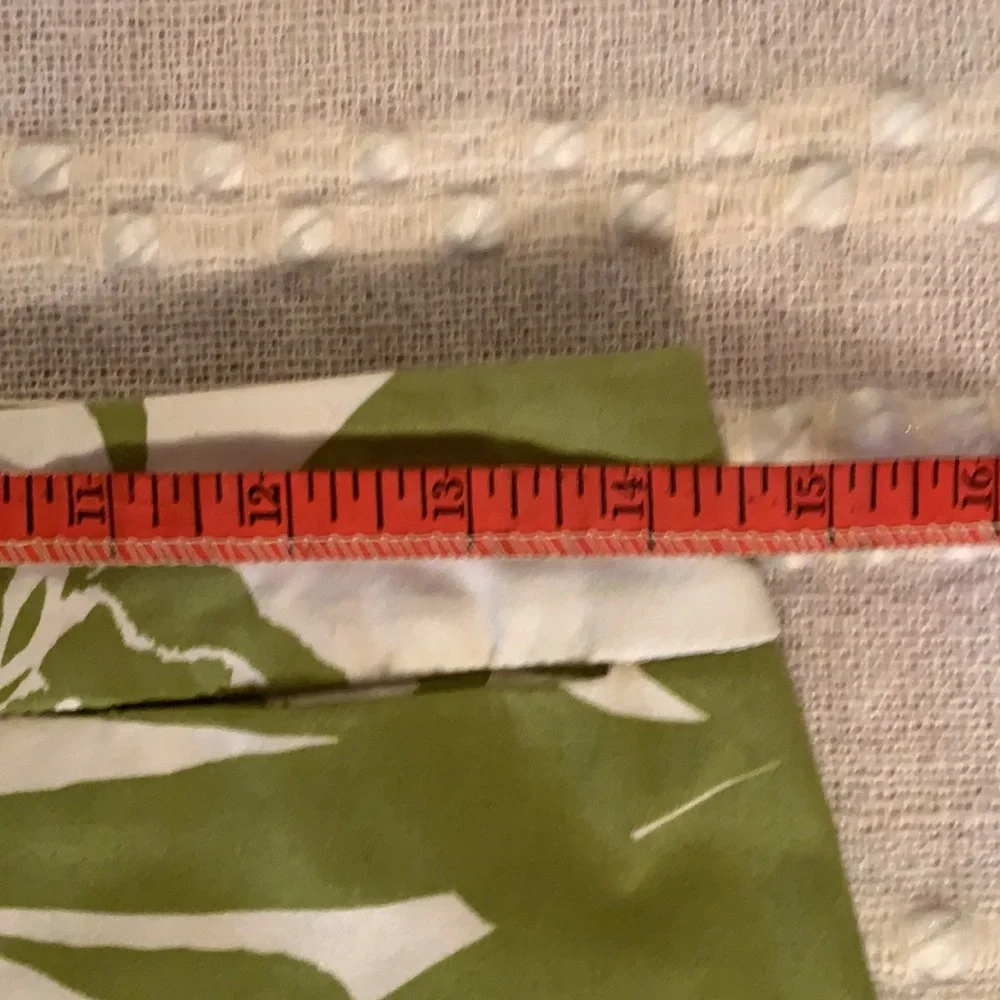 Size 2 Skirt with 2 small front Pockets Zips in back Kick pleat in back - Picture 11 of 12